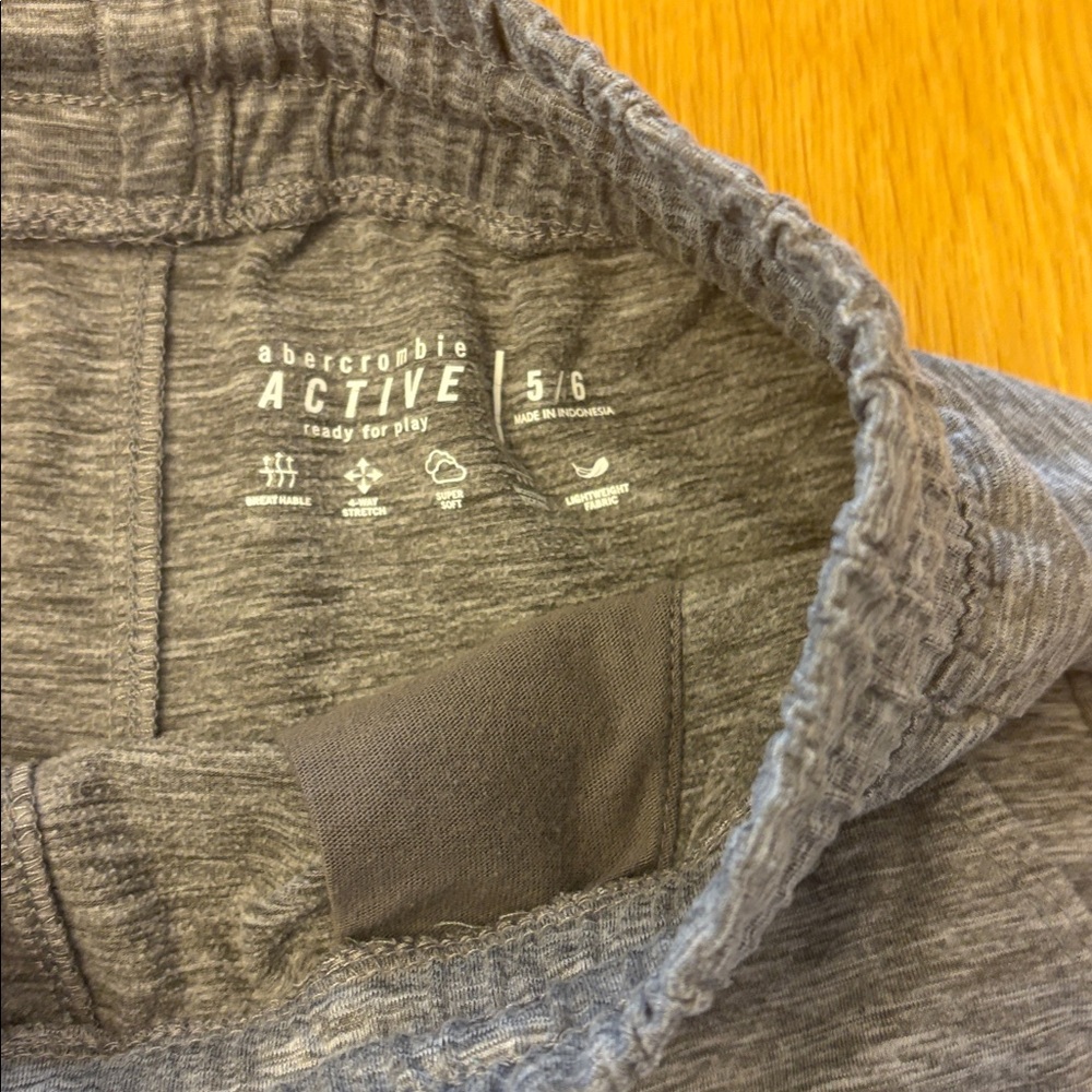 Kids Abercrombie & Fitch Gray Active Short-Sleeve Hoodie Set - age 5/6 - Picture 8 of 9
